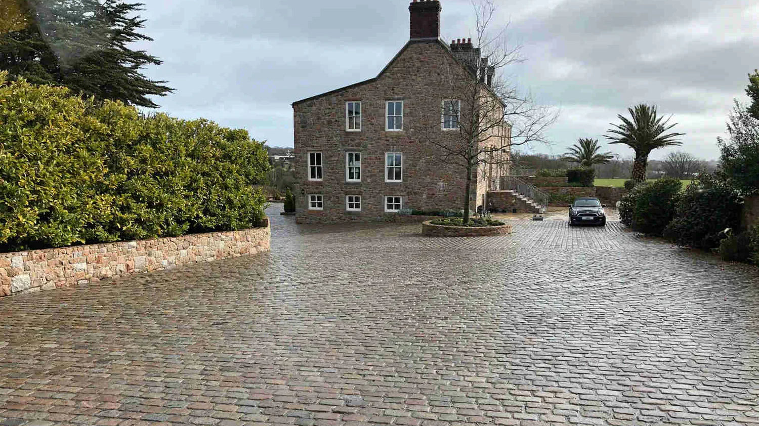 Why Reclaimed Stone Cobble Tops Are Ideal for Driveways & Courtyards