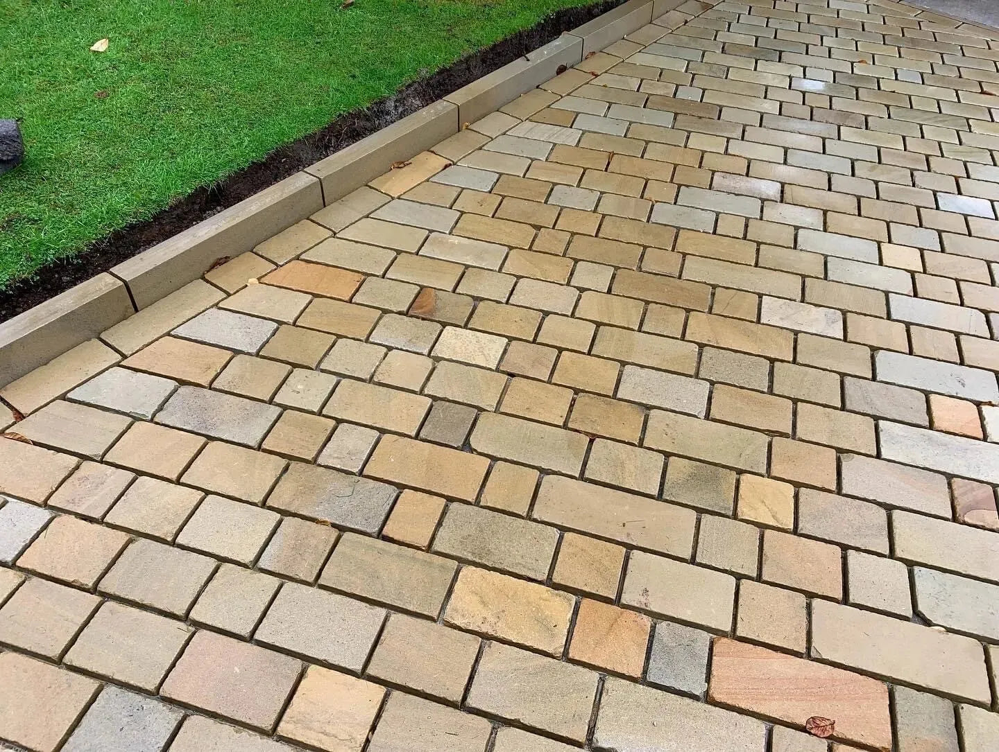 Random Sawn Yorkstone Cobble Setts