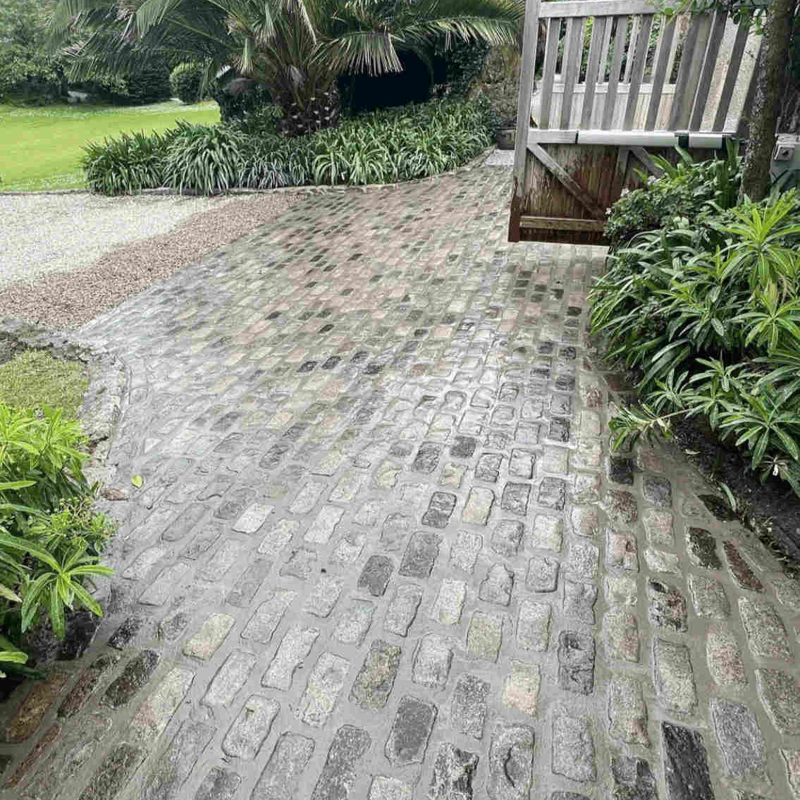Reclaimed  cobble setts path  |  Britannia Stone