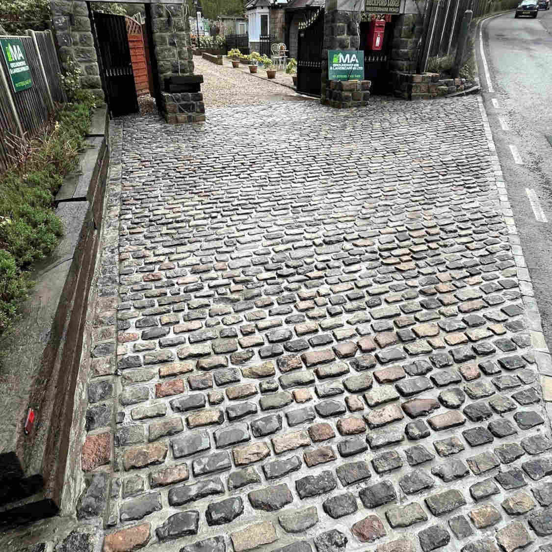 Reclaimed  cobble setts driveway  |  Britannia Stone