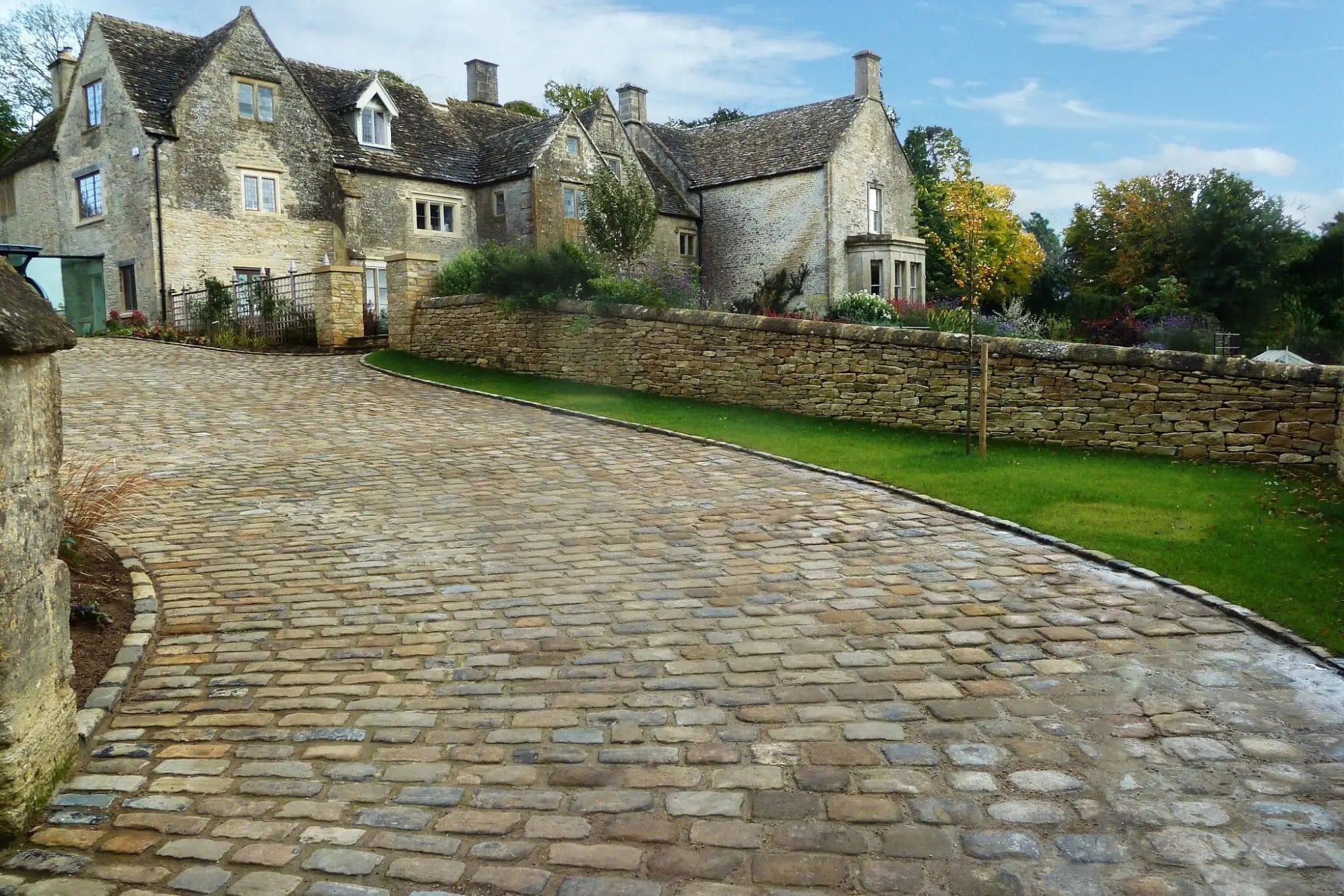 Reclaimed Victorian Gritstone Cobble Setts used to create bell mouth driveway in London