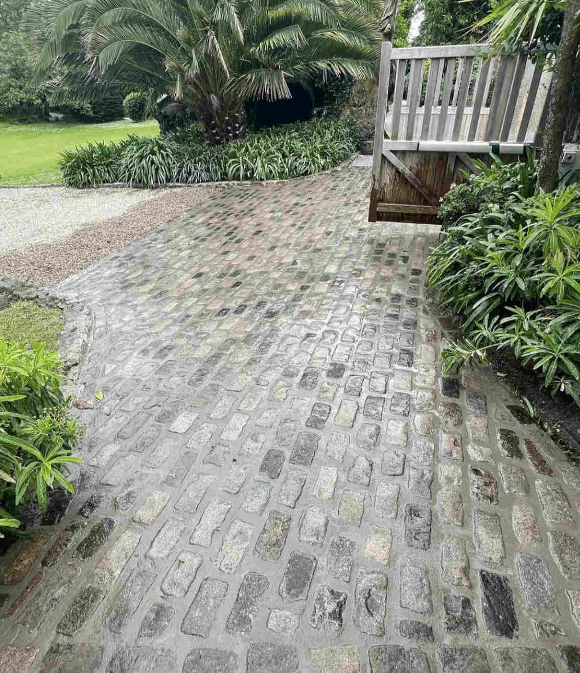 Reclaimed  cobble setts path  |  Britannia Stone