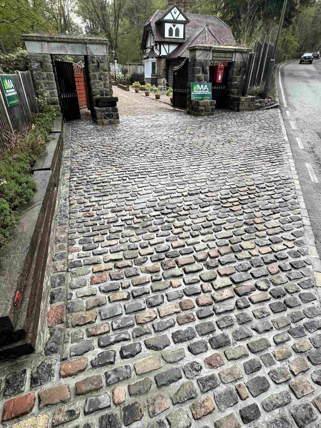 Reclaimed  cobble setts driveway  |  Britannia Stone