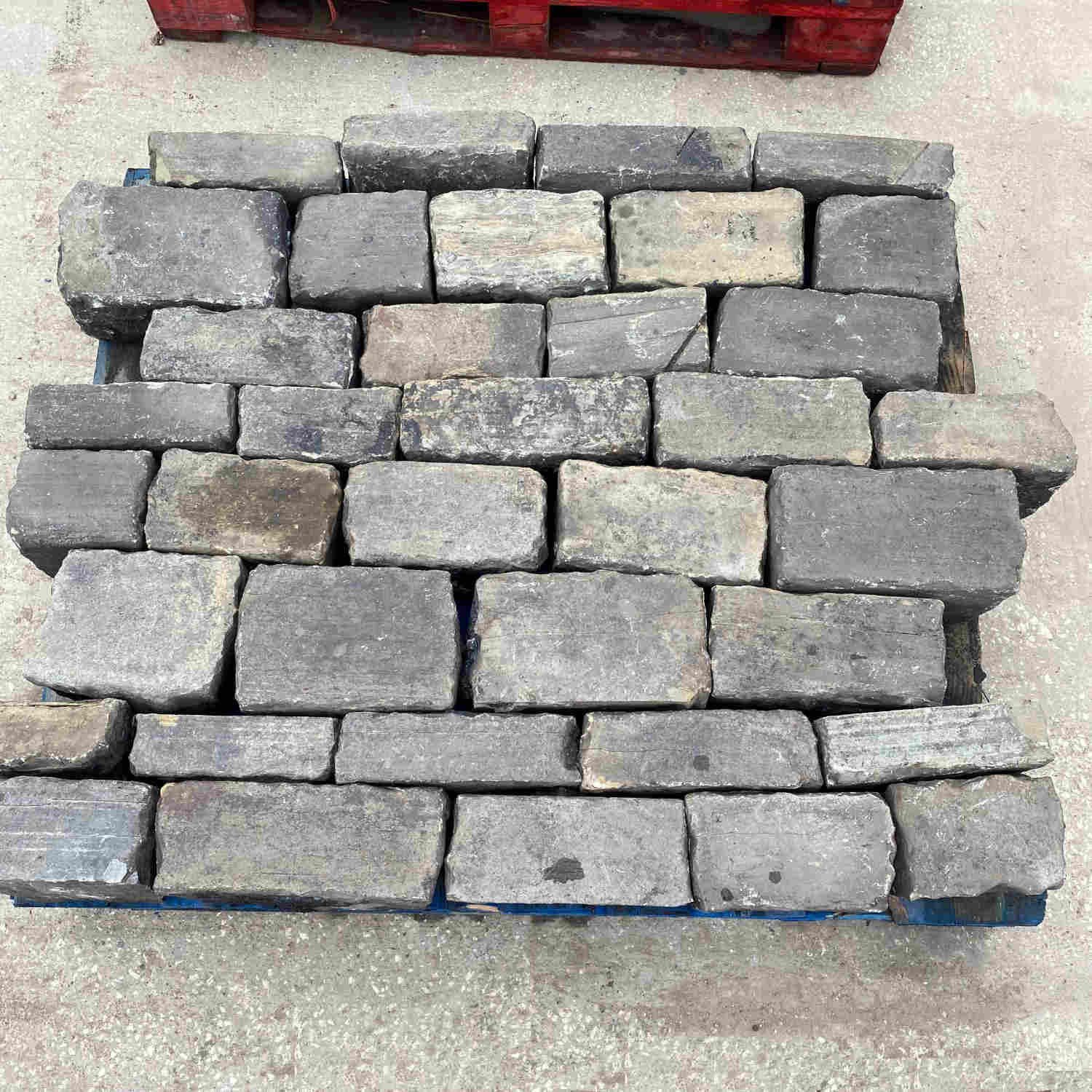 Reclaimed sandstone stone cobbles sett;  Britannia Stone; 